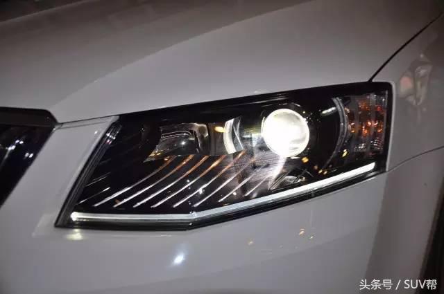 车灯什么光源最亮,常用的车灯光源