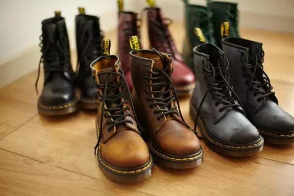 一双马丁靴两种形态,一双有质感的马丁靴