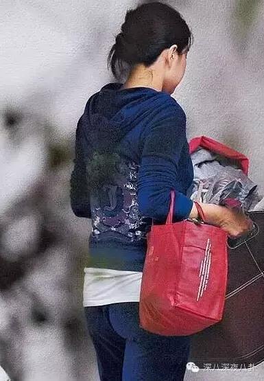 坐拥百亿身家,路边买20元童装,这对豪门夫妇最让人心旷神怡