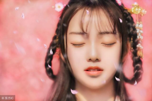 小说：退休大姨穿越后，发现还能跟现代的闺女通话？