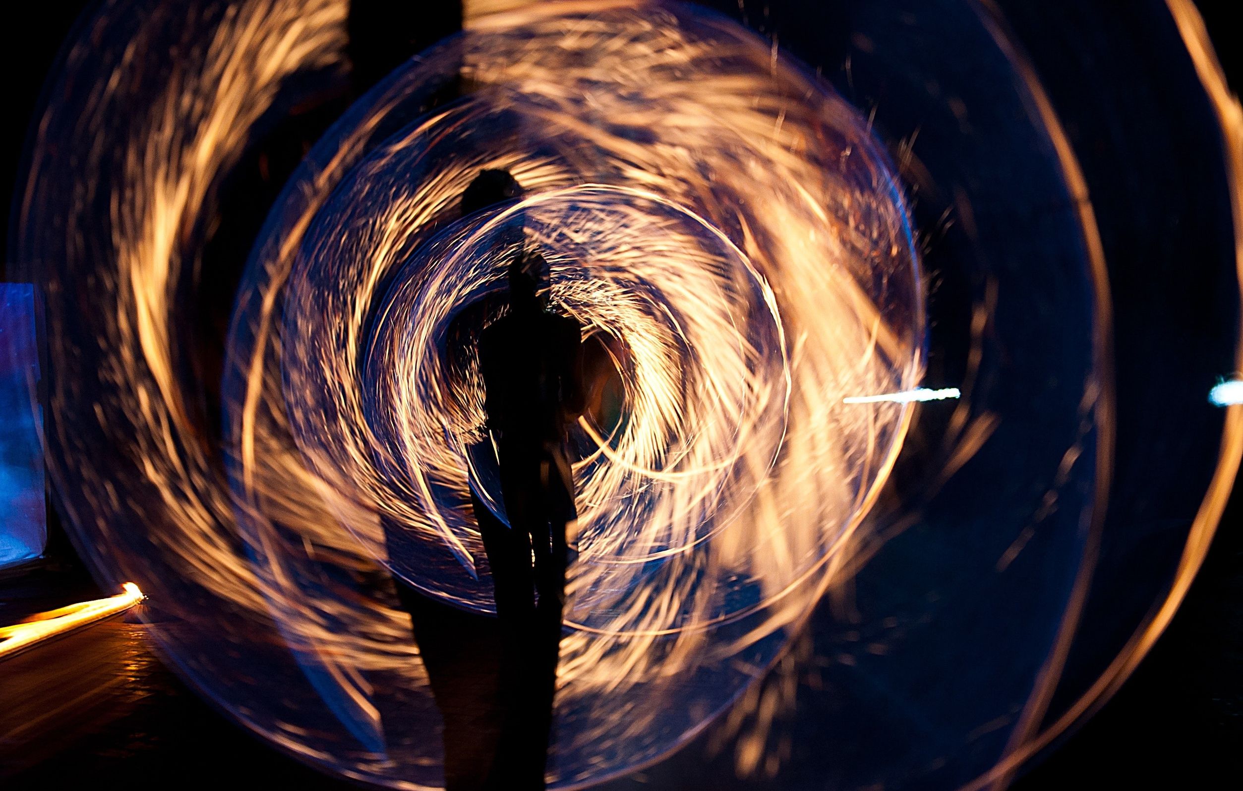 小说：一个白裙少女，悄无声息的出现在他的眼前，他瞬间飞出去