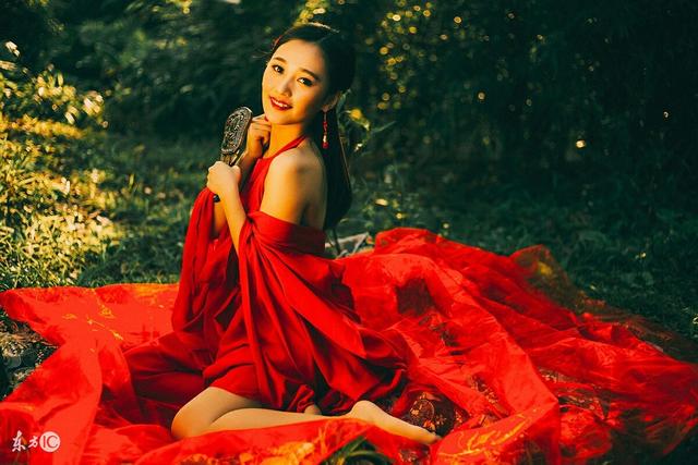 小说：美女没办法拿黑衣人怎么样，竟然把伤害转移，转移到她的身上