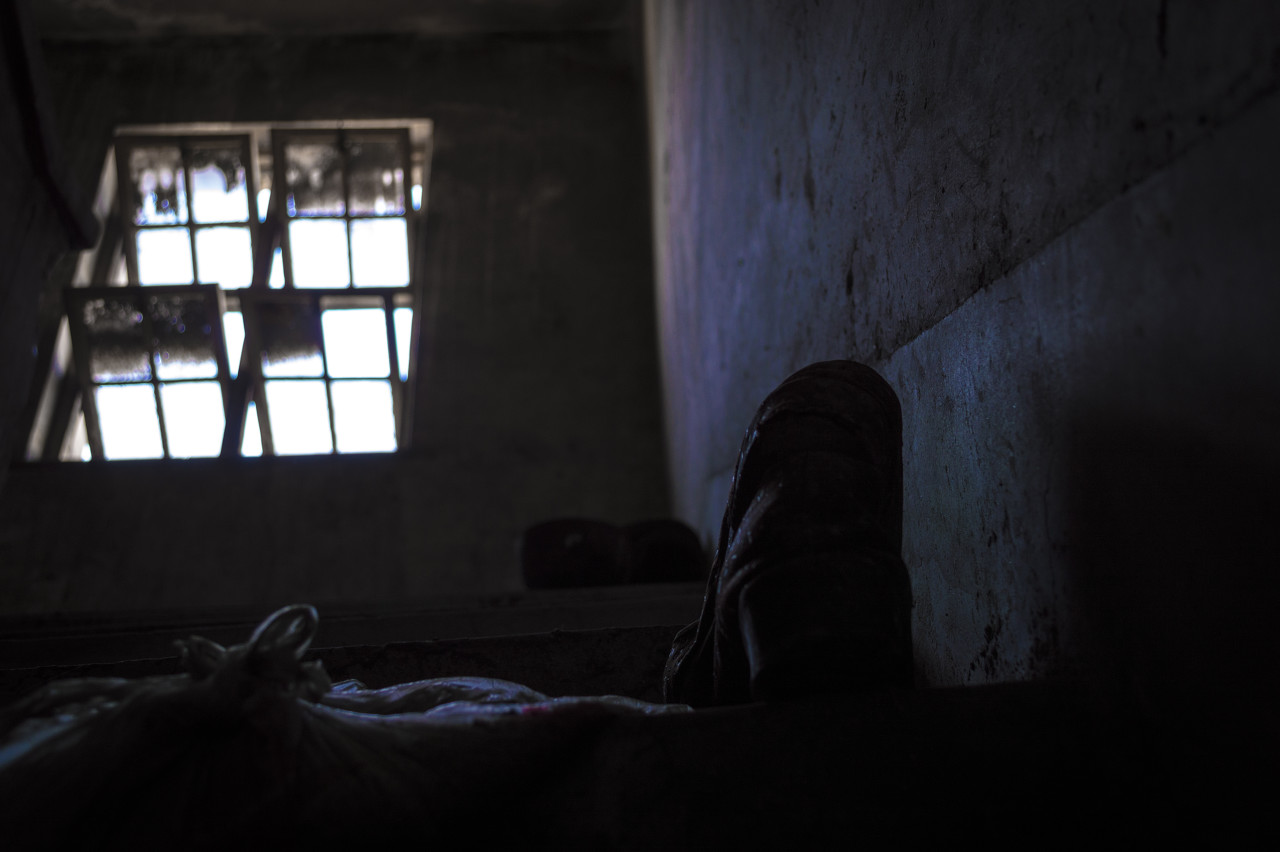 小说：年轻的小护士看我走过来，对我抿嘴一笑，我礼貌地点头回礼