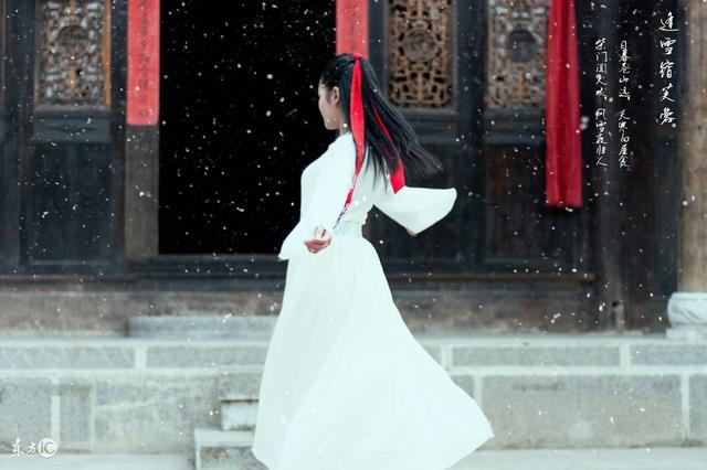 小说：歹徒要把丑女卖去*楼青**，只见她洒出漫天冰花，歹徒成了冰棍