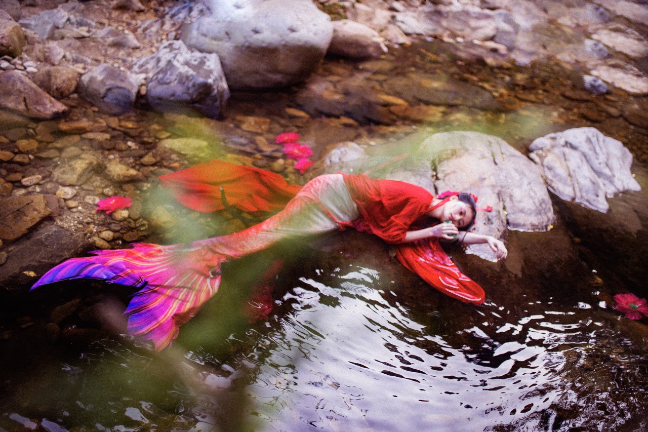 小说：他们被东西被抢，女孩受伤，他洗澡时衣服被猴子拿走