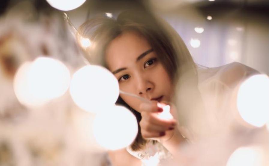 小说：她每次上台尽情扭动，岑少都会在场，他被人戏称为望妻石