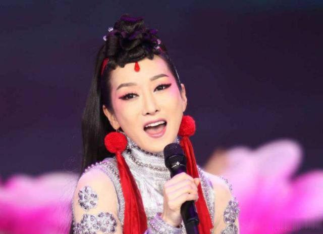 萨顶顶被网红怼到哭,网红点评专业歌手萨顶顶