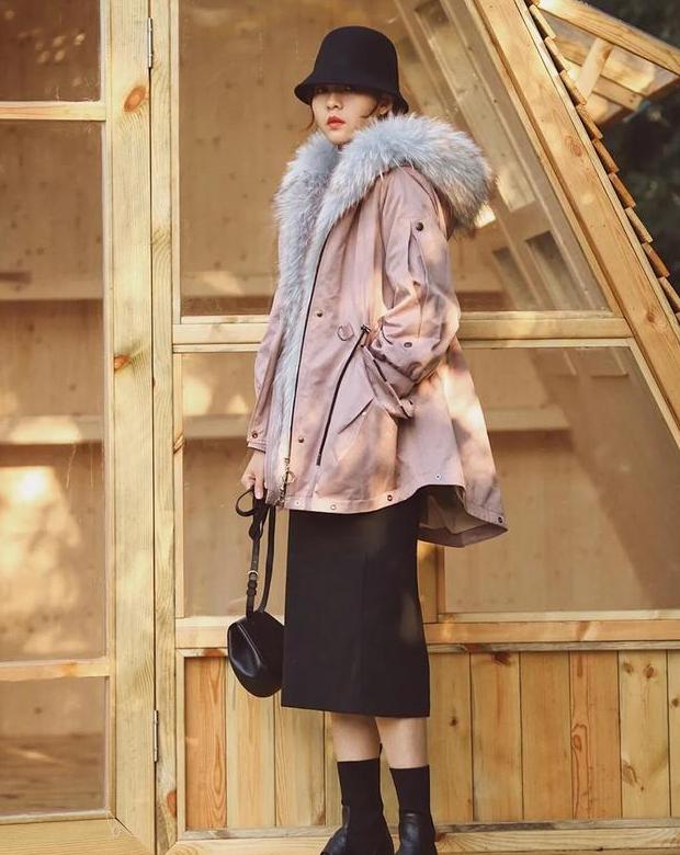 难怪女人们都不爱穿大衣了，今年流行“派克服”，气质保暖还时髦