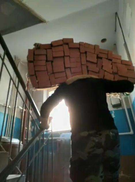 美国大叔发明搬砖神器,90后小伙发明搬砖神器