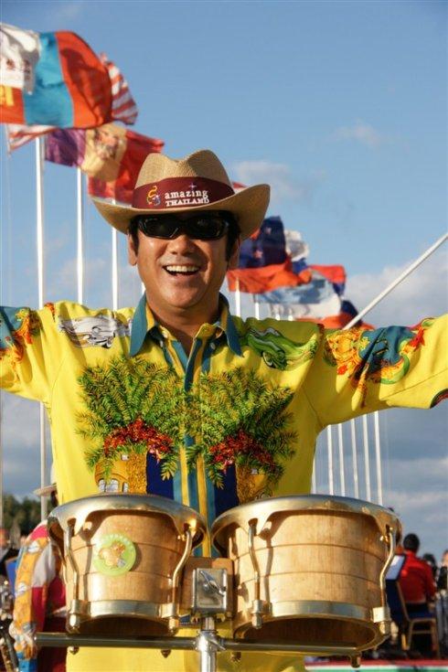 他80年代就能赚百万，50多岁娶俄罗斯美女，两人相差30多岁