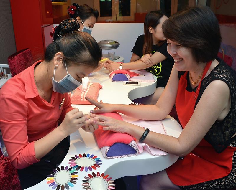 中国小伙请芬兰人吃火锅,韩国小伙来中国吃美食