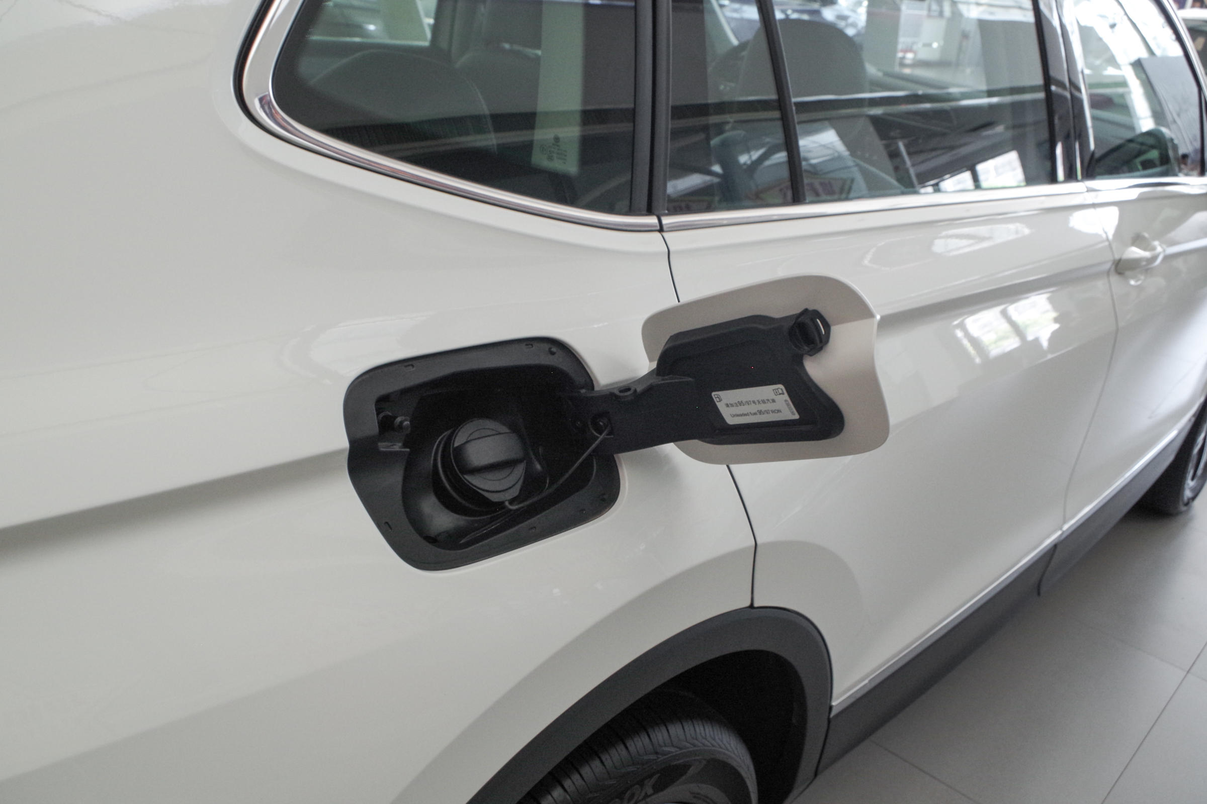 途观l油箱盖应急开启在哪里,2022款途观l油箱盖怎么开启