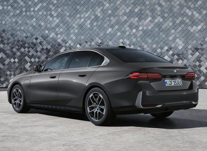 新款宝马5系和3系太像了,全新宝马5系对比全新宝马7系