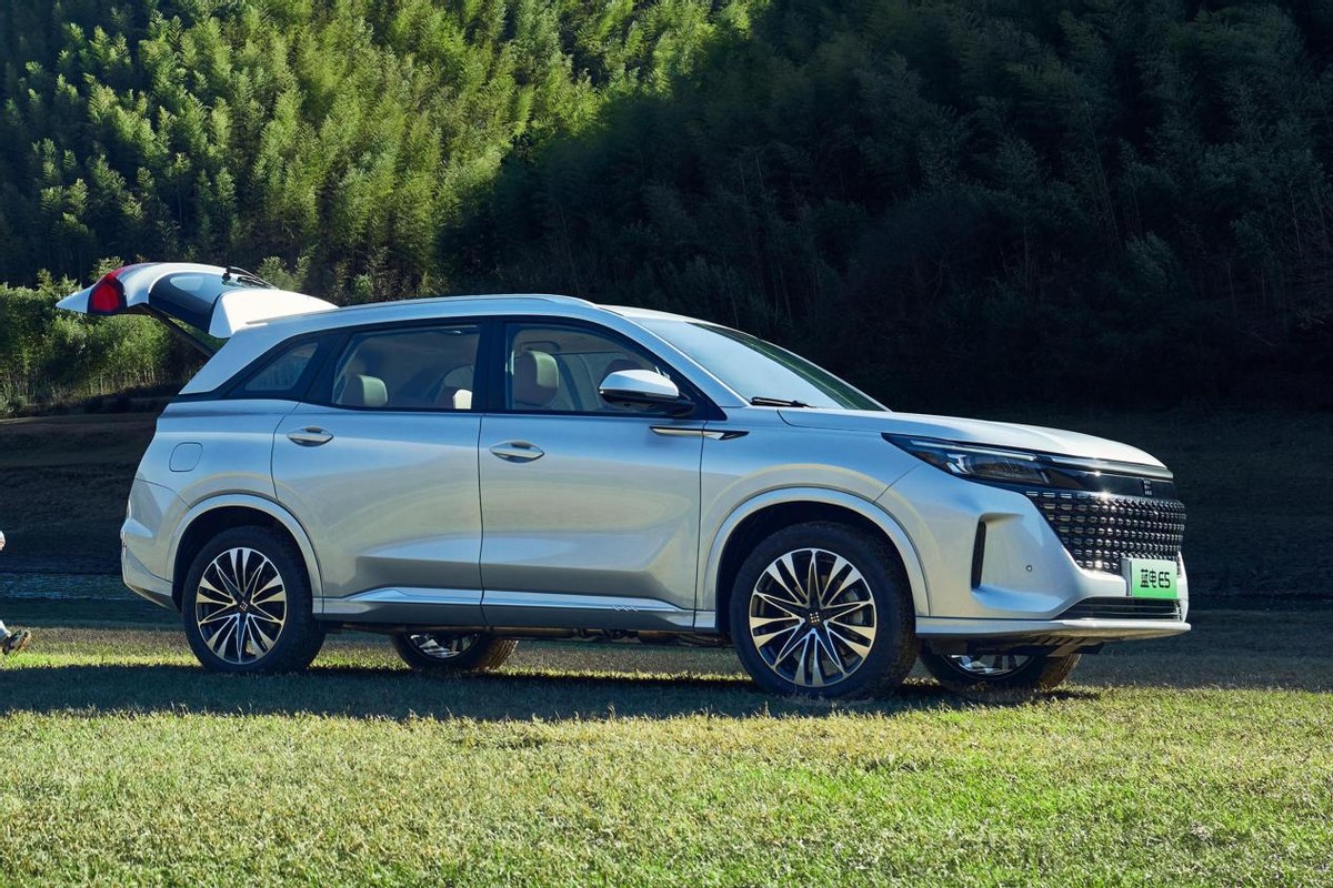 比亚迪发动机+华为HiCar，蓝电E5馈电油耗5.5L/100km，13.99万起