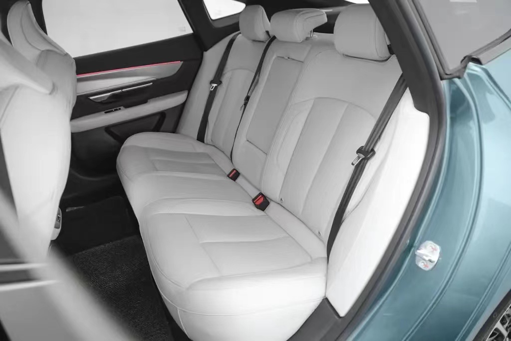 想选一款内饰好的车买它准没错,舒适安全噪音低内饰好稳中型轿车