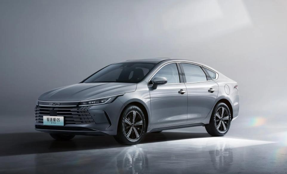 比亚迪驱逐舰05冠军版油电混动,比亚迪宋prodm-i和驱逐舰05怎么选