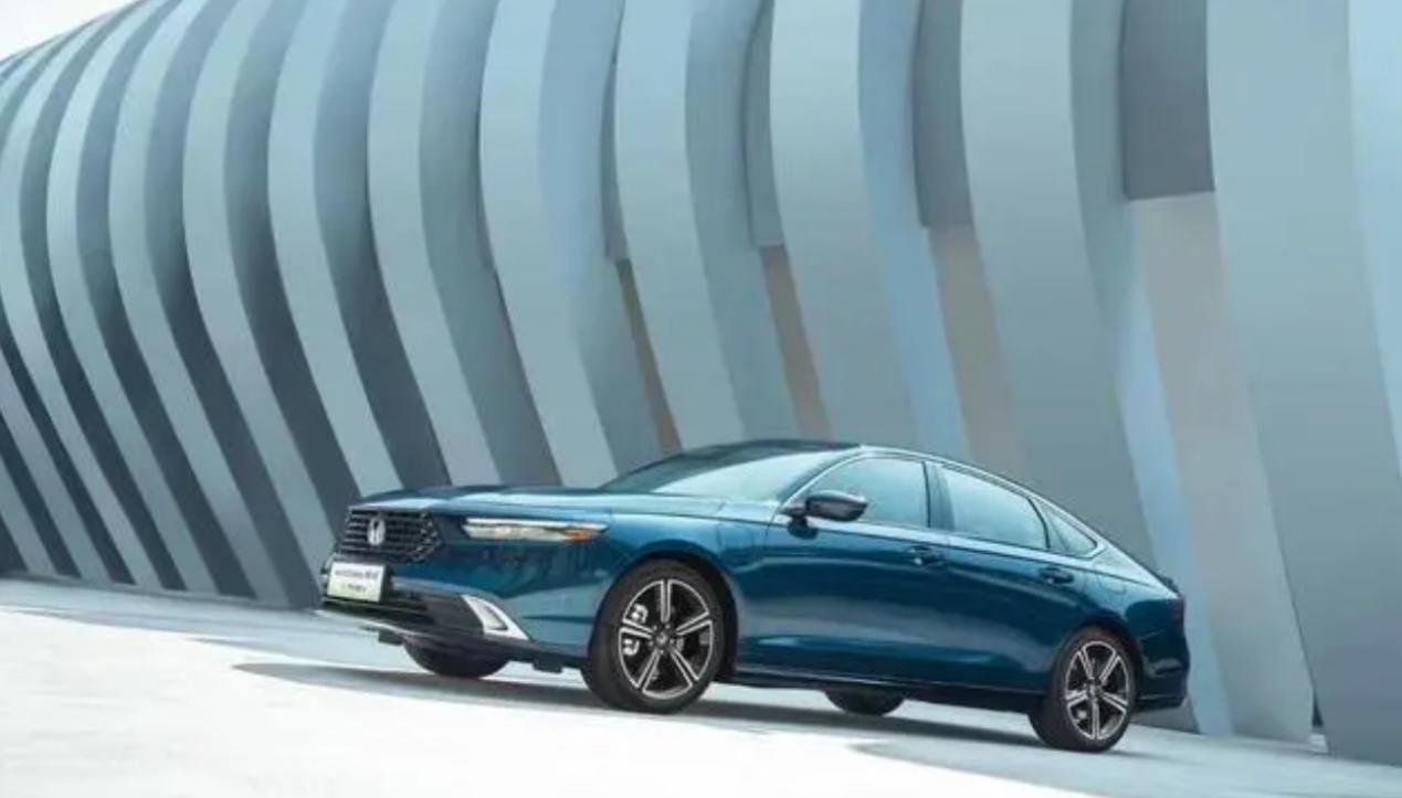 全新雅阁e测评,帕萨特phev对比雅阁混动油耗