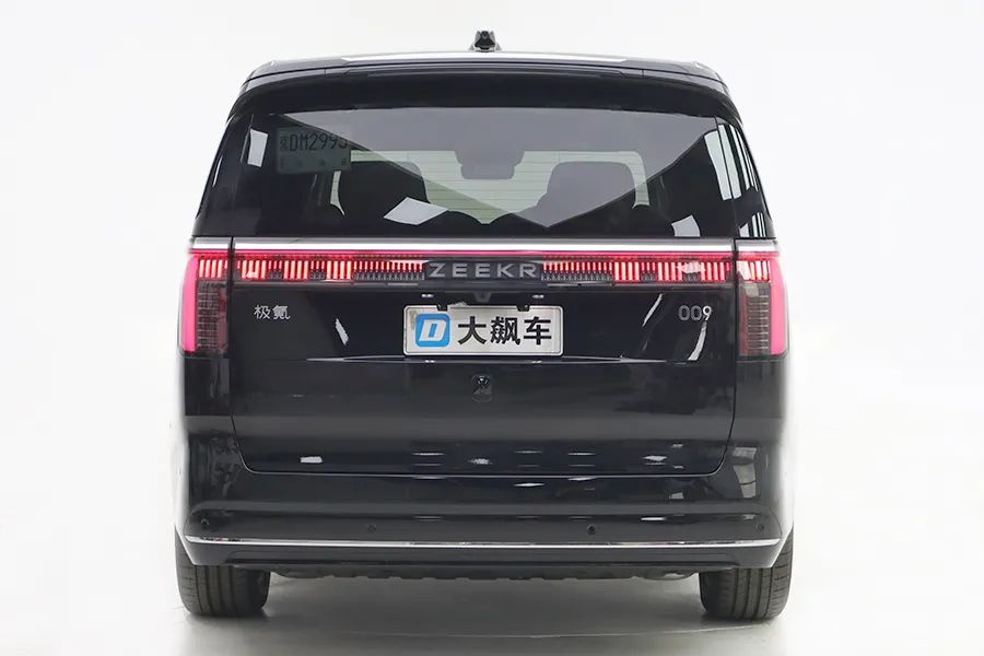 极氪009：前后三排都是主座，开到哪儿都是焦点！