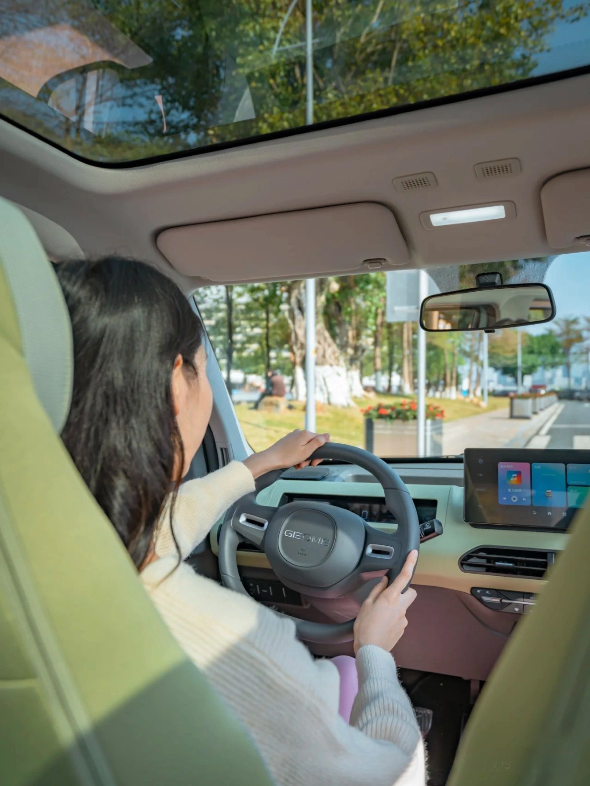 一眼就令人心动的吉利熊猫mini颜值与功能所有女生都拒绝不了