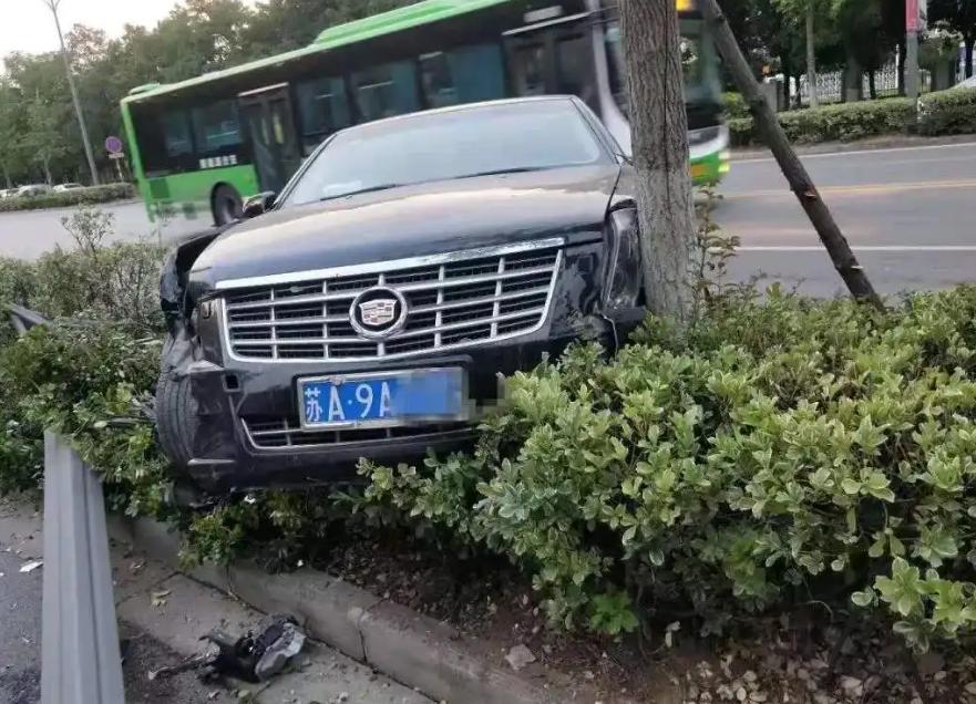 新手撞到障碍物正常吗,一不小心走神撞到护栏扣几分