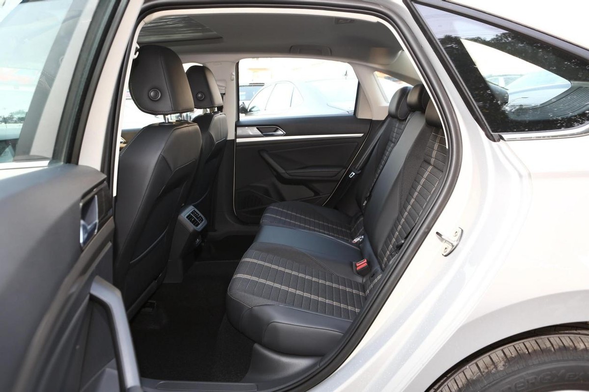 除了稳定没特长，要95号油的次顶配朗逸，凭啥卖14.69万还畅销？