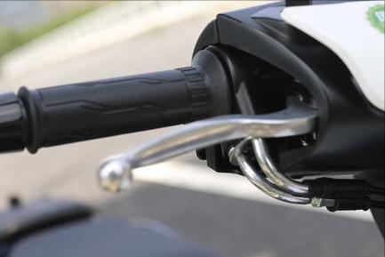 鸿125ABS版长期使用体验5：轮胎、刹车ABS、仪表的表现