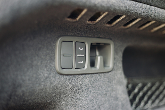 《豪华180》评奥迪RSQ8足够豪华的性能车啥样？