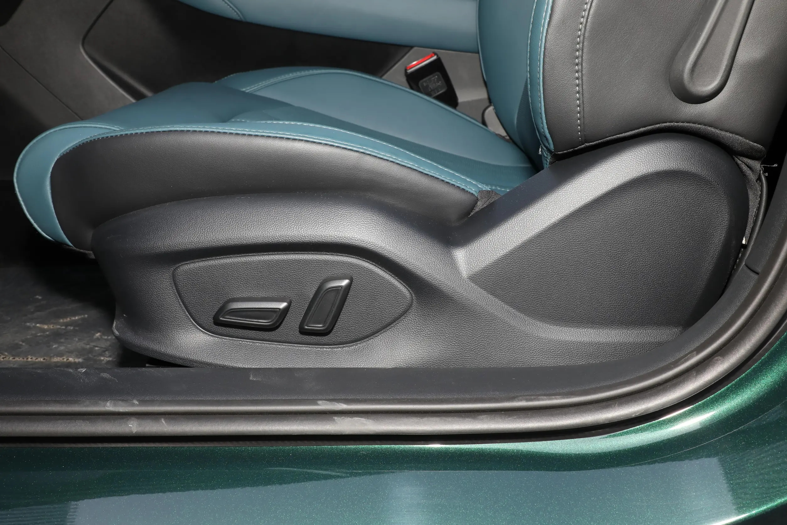 适合年轻人开的车第4款,五六万省油耐造操控好的代步车