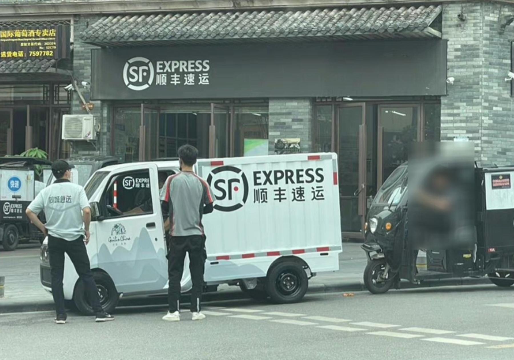 偶遇顺丰快递小哥，开最新款五菱E10送件，小哥哭诉：恨死五菱了