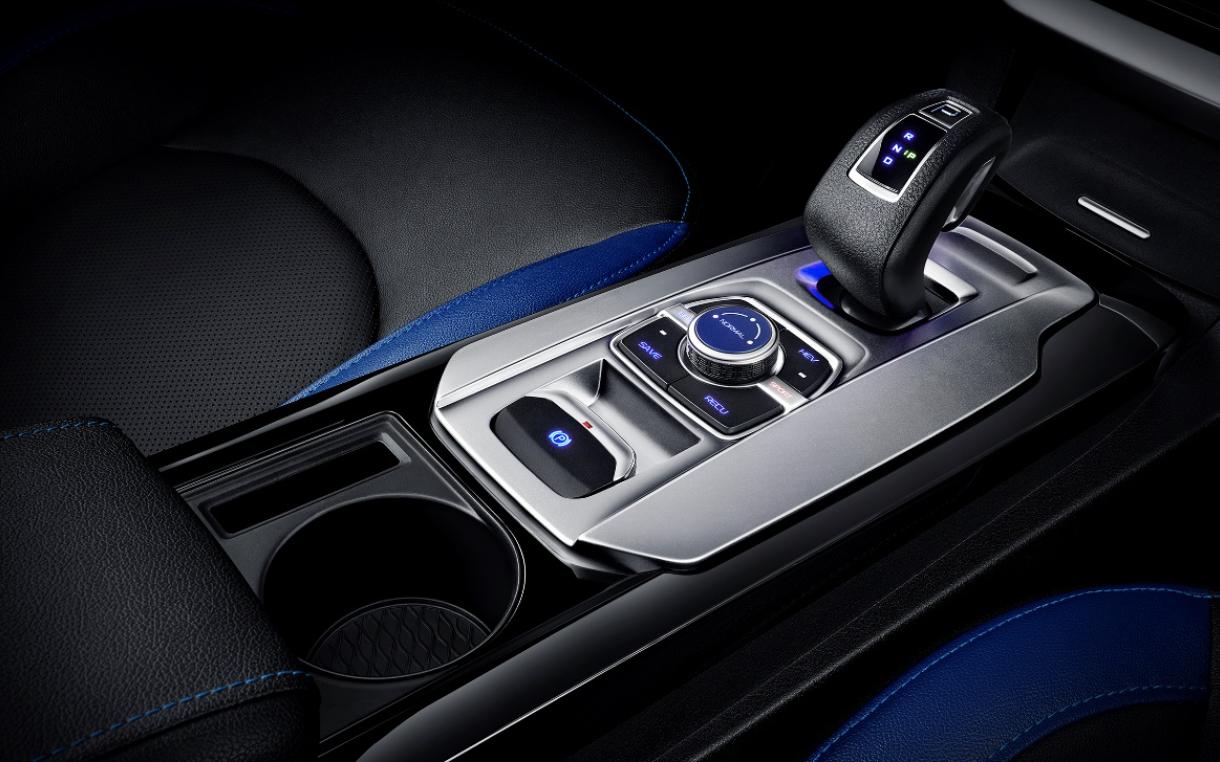 自动挡车红灯是n挡还是d挡,红灯起步从n挡挂d挡用不用踩刹车