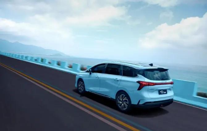 七座顶配豪华版风行游艇,中型mpv风行游艇多少钱