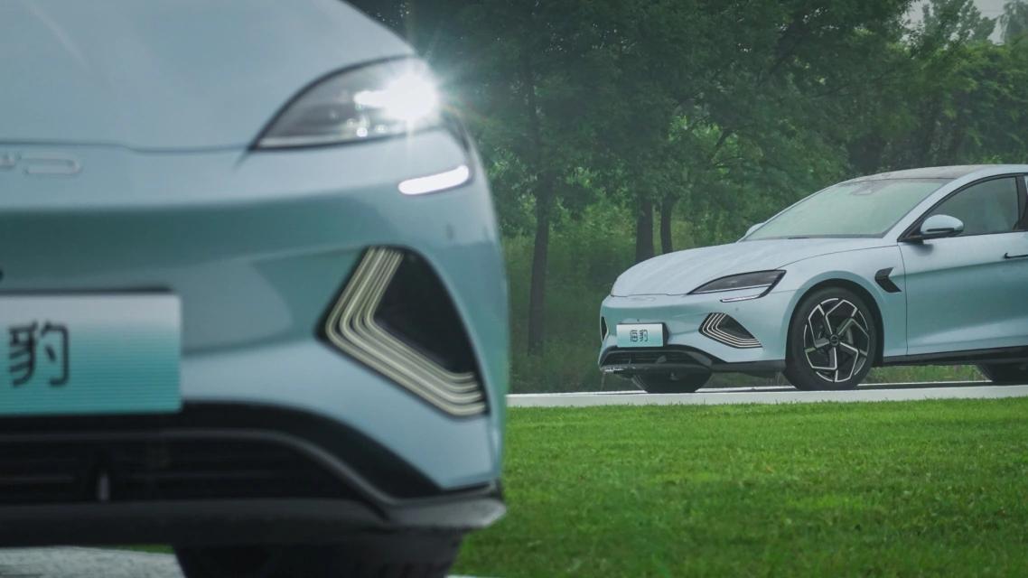 比亚迪海豹技术上的革新,比亚迪推出海豹是在和谁竞争