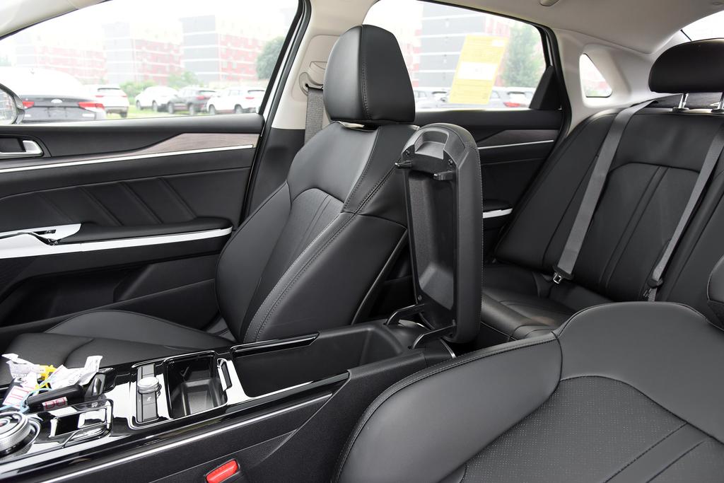 起亚k5适合家用吗,实用油耗低毛病少的家用车