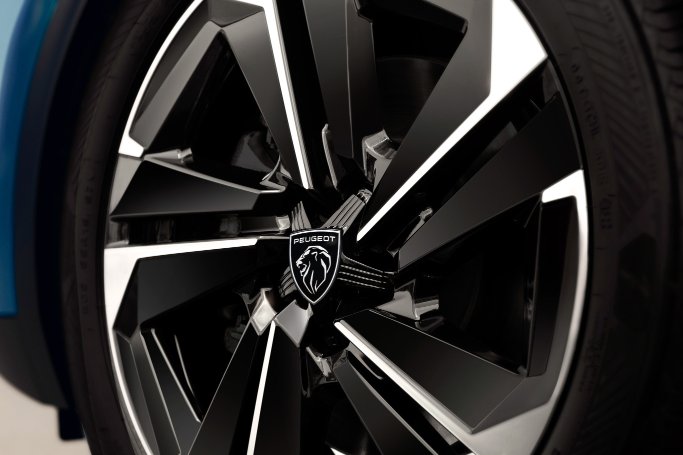 一台主打年轻化和跨界元素的408X到底值不值得买?