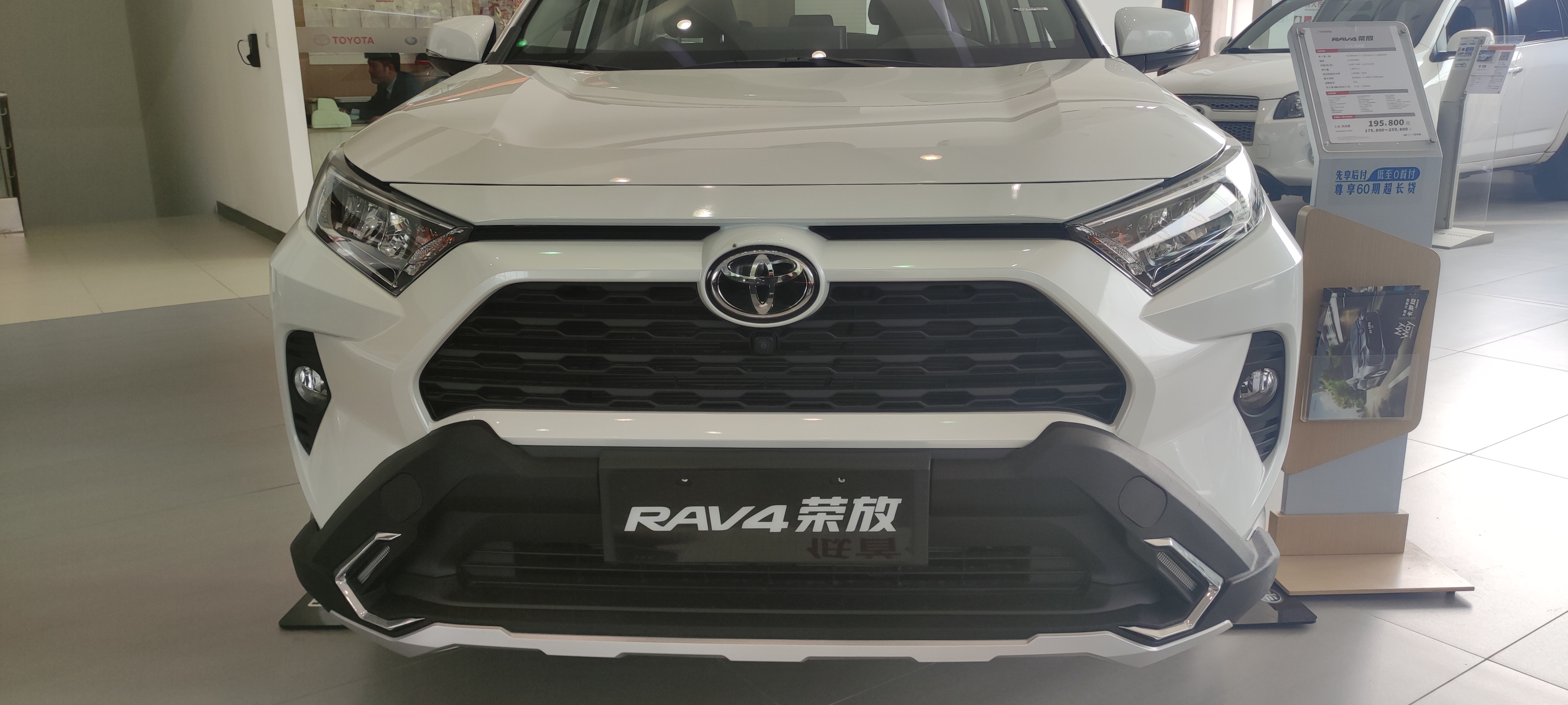 动力弱内饰丑,为啥荣放销量还是这么好?探店实测给你答案!