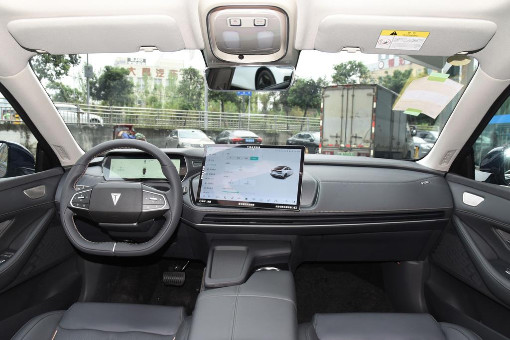 20万国产燃油轿车的王炸,20万级电轿里的王炸