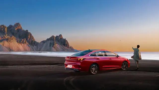 1.4T蓝鲸发动机，百公里油耗6.4L，长安逸动适合家用，价格亲民