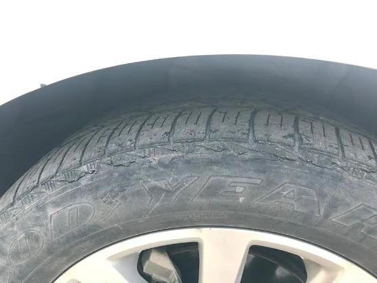 汽车轮胎有细微裂纹需要换吗,山地车轮胎什么时候换