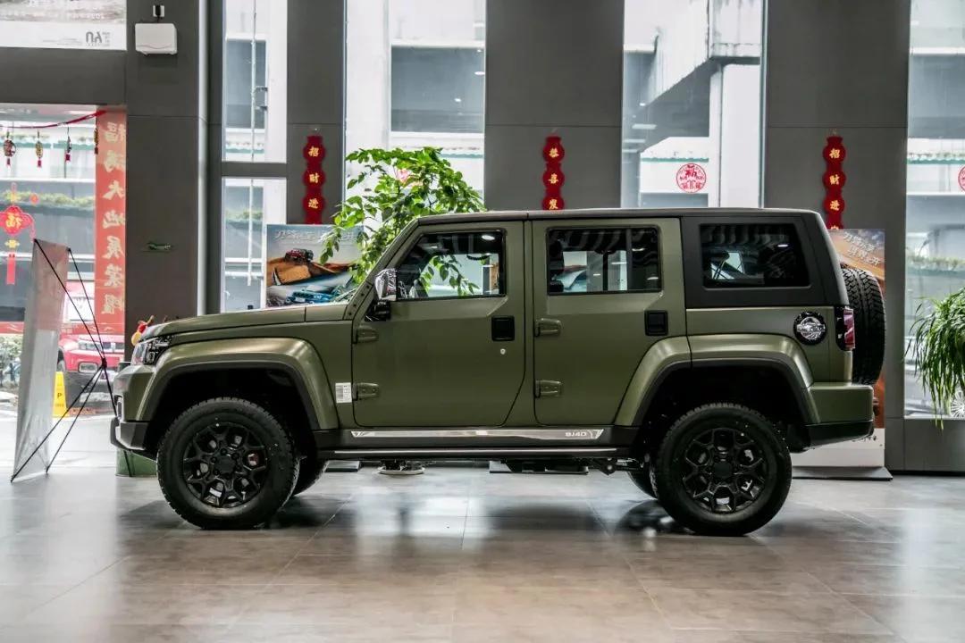 国产硬派越野bj40英雄版上市了,刀锋柴油版bj40最帅姿态