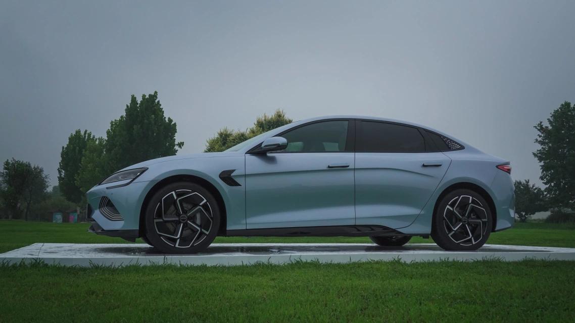 比亚迪海豹技术上的革新,比亚迪推出海豹是在和谁竞争