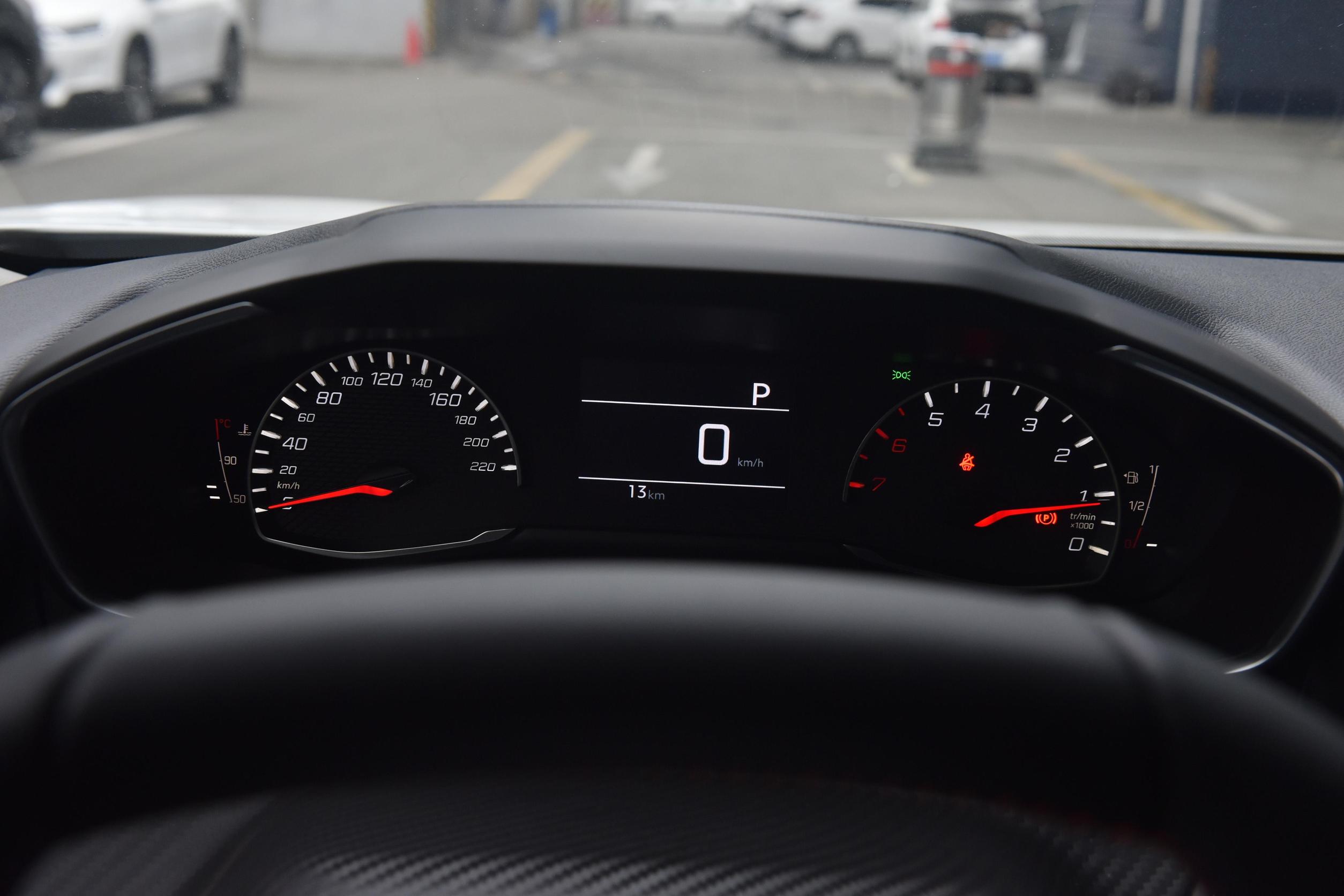 9.97万标致2008试驾,标致2008底盘16款