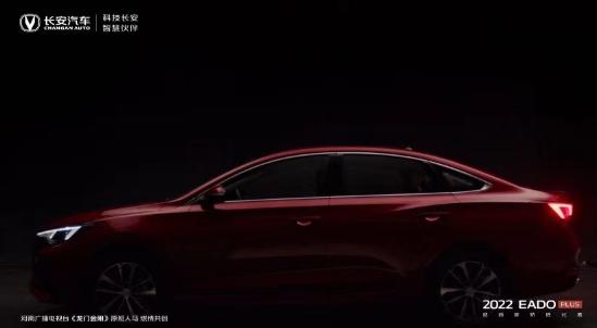 斑驳光影间，尽显卓尔不凡的形体英姿