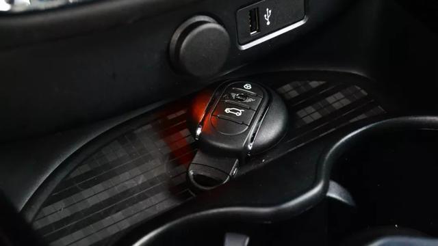 女性开宝马mini给人什么感觉,年轻人第一台车建议选宝马mini吗