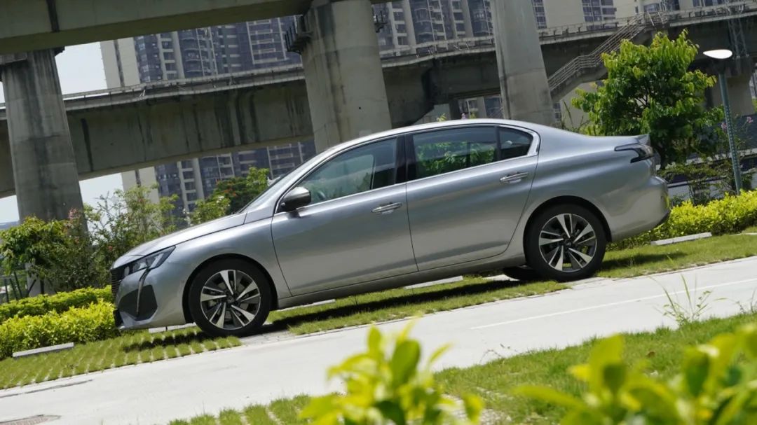 新标致408为何没有老款好,标致408新款怎么没有全景