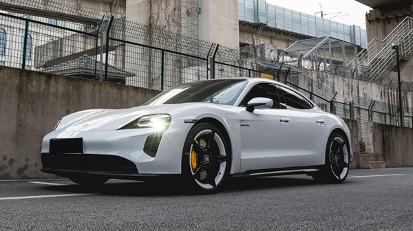 保时捷taycan绿色轮毂,保时捷taycan米色金属漆