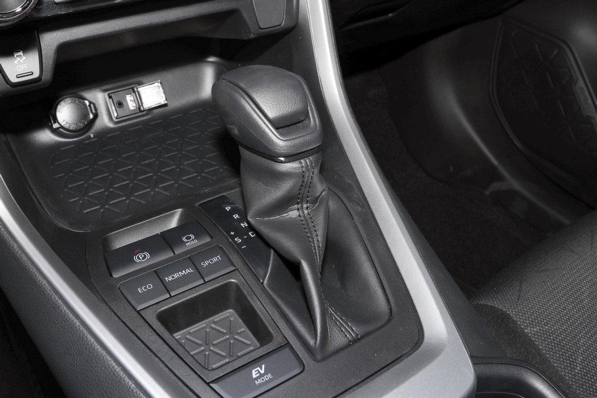 最新款rav4荣放2.5混动版,rav4年轻人开的多吗