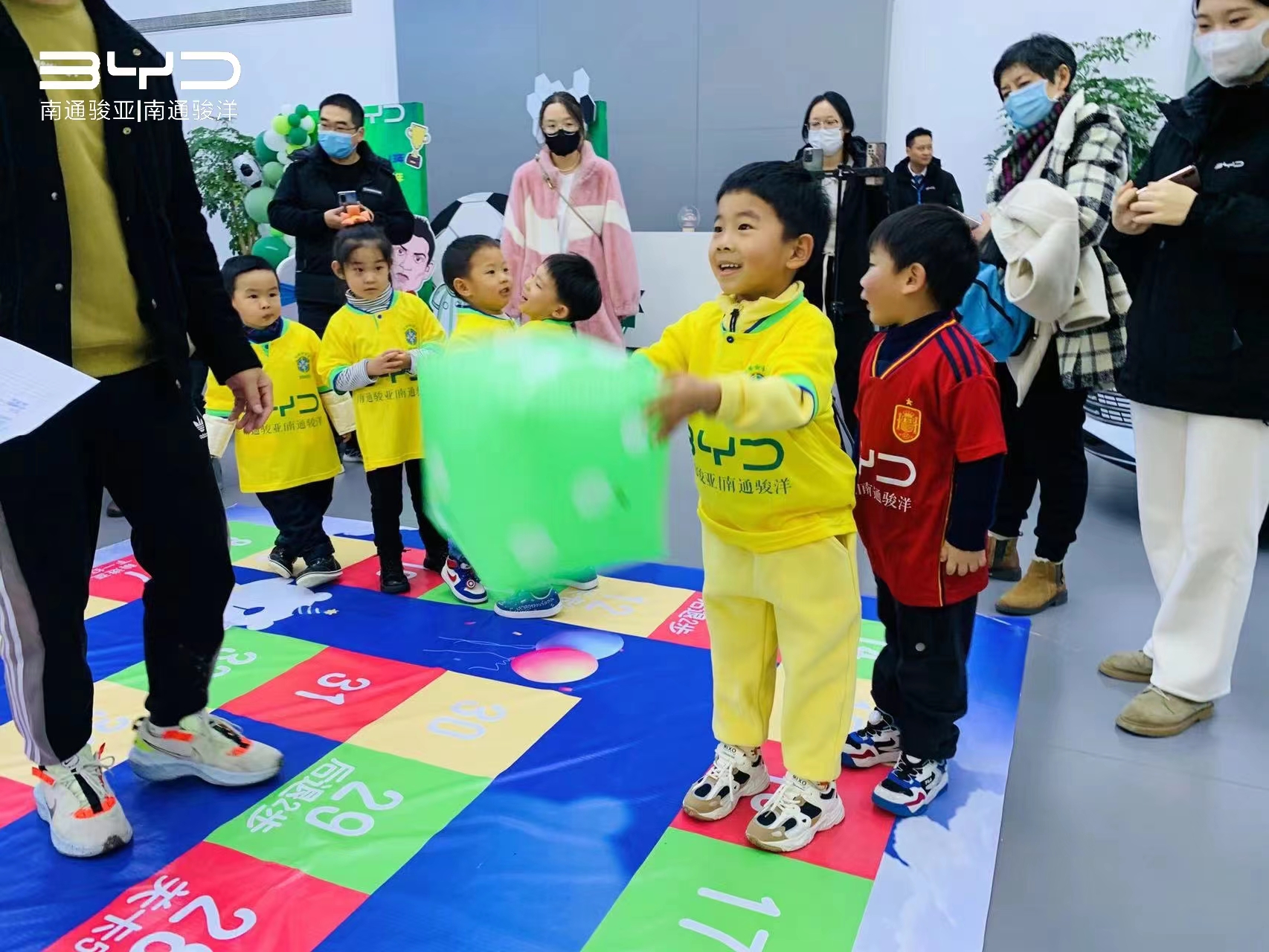 南通骏亚足*彩球**绘活动圆满结束