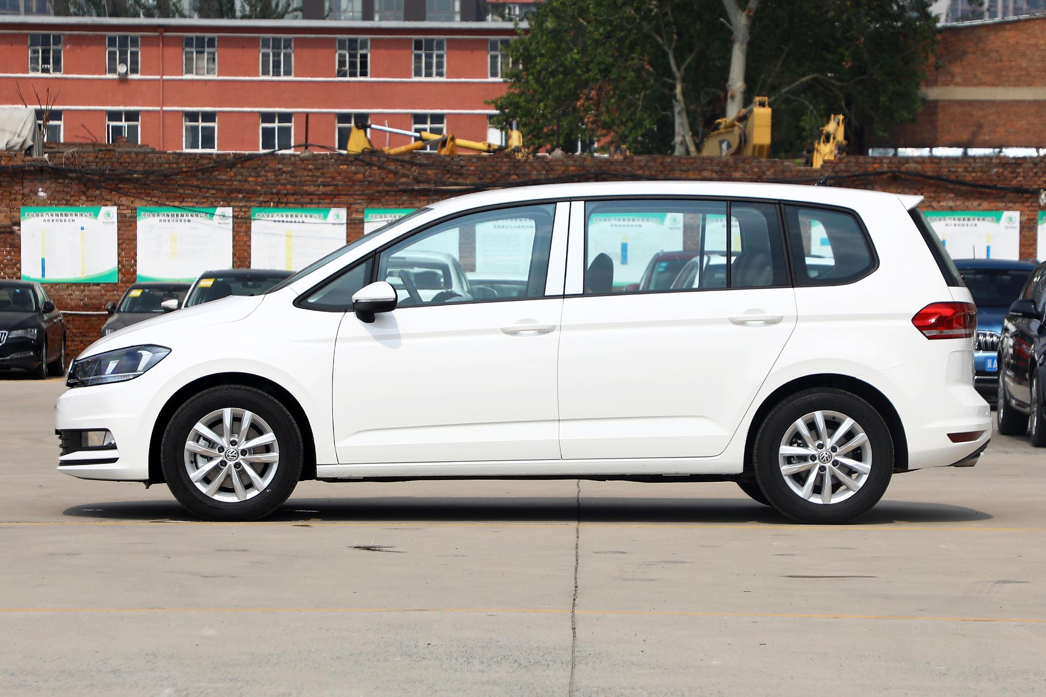 最新款途安mpv5座,顶配版旗舰六座大众途安开车感受