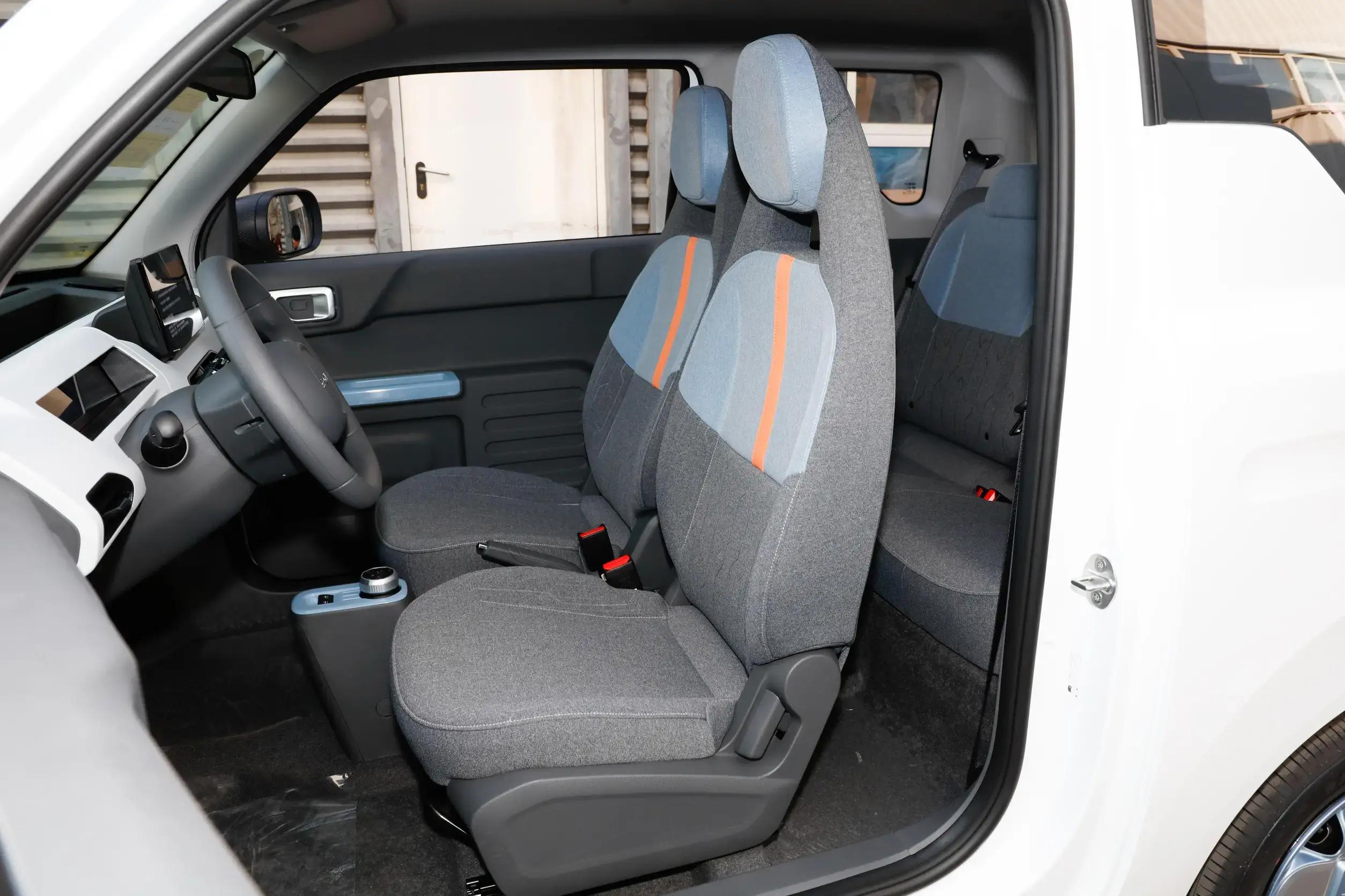 吉利熊猫和五菱宏光mini哪个大,吉利熊猫mini电动车价格