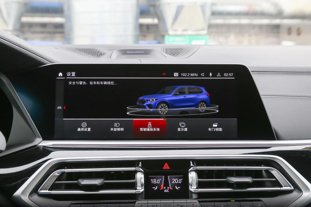 解析宝马X5M，售价143.89万，配4.4T+8AT动力，有哪些优缺点？